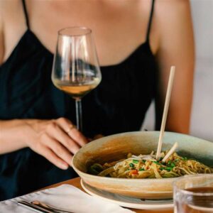Можно ли обтянуть фасады кухни новой плёнкой мдф?